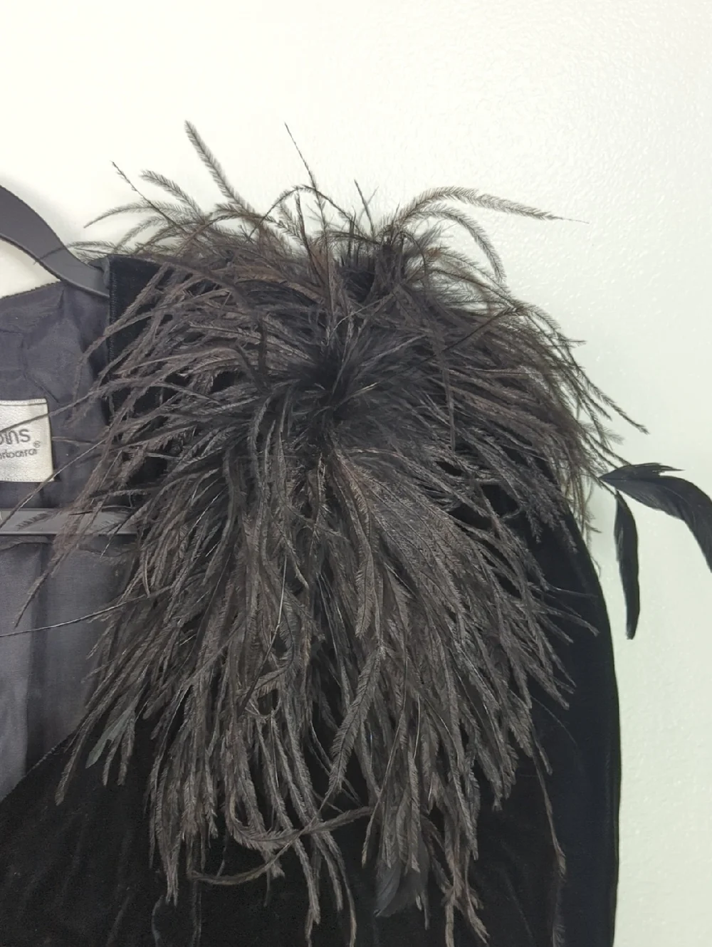 Vintage b.b. collections Dramatic Black Velvet & Ostrich Feather Jacket Size 6 - Picture 6 of 10